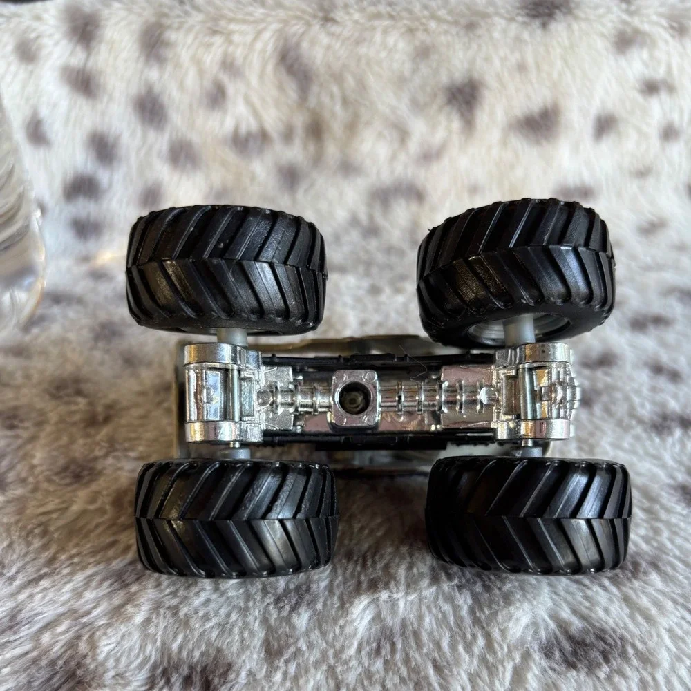 Hot Wheels Monster Jam Mega-Bite Monster Truck 1:64 Die-Cast Tan Shark Mouth